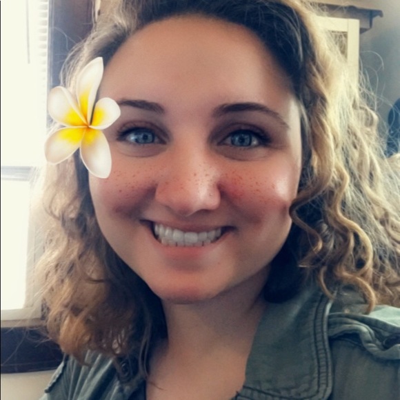 Meet your Posher, Megan - Picture 3 of 3